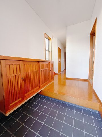 【中古戸建】前橋市箱田町1期の玄関|■玄関｜毎日の「いってらっしゃい」や「お帰りなさい」を大切なご家族と過ごす玄関は〈使いやすさ〉を追求しております。玄関横の物入は急な来客時でもさっとお片付けできるスペースを確保しています。