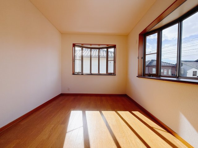 【中古戸建】前橋市箱田町1期の洋室|■2階洋室｜2面採光で明るい2階の洋室。全部屋フローリングなので、お掃除がしやすいです♪大きな収納もあって嬉しい！