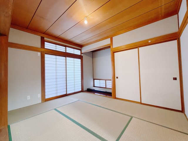 【中古戸建】前橋市箱田町1期の和室|■1階和室｜「続き間の和室」は子育て世代にこそ適しています。お子様のお昼寝スペースや、洗濯物をたたむのに便利です。客間やリビングの延長としても使えます。