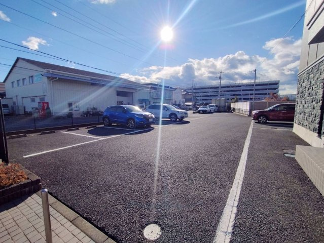 コムフォートワンの駐車場|高崎、前橋のお部屋探しはエンドスケープまで！お客様の理想お聞かせ下さい♪
