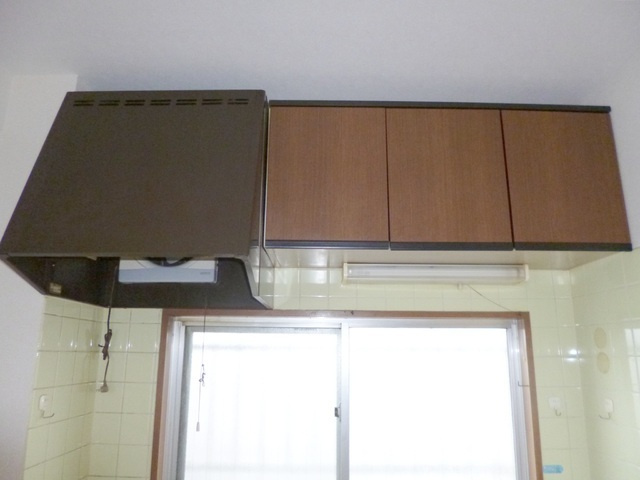 シルバークレストのキッチン|キッチン上部収納あります。