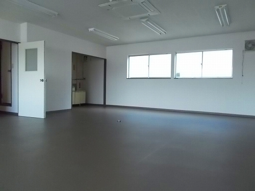 三条町１丁目倉庫付事務所の居間・リビング