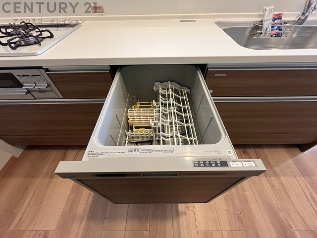 食器洗浄乾燥機は手洗いに比べて時間や労力を節約できます。また、高温のお湯で洗浄されるため、雑菌や細菌を殺菌する効果もあります。さらに、乾燥機能があるため、手で拭く手間も省け衛生的に保管できます。