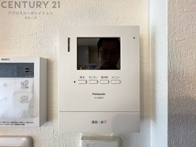 訪問者が来たときにテレビ画面で確認できるため、安心してドアを開けられます。録画機能があるものもあり、留守中に来訪者を記録しておくことができます。利便性が高く、セキュリティ面でも安心です。
