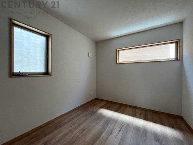 子供部屋…創造性や成長を促す遊びの空間を提供。学習や趣味に集中できる環境を整えます。個別のプライベートスペースは自己表現と自立心を育み、心地よい睡眠環境を整えリラックスできる場所を提供。