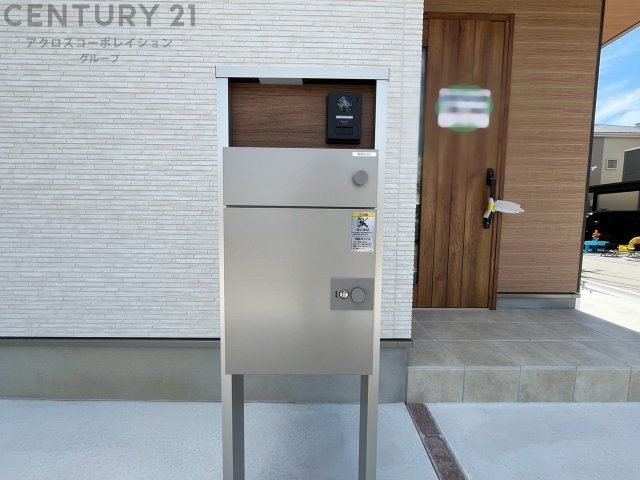 宅配ボックス機能付き門柱は荷物の受け取りや配達が便利で安全です。不在時でも荷物が確保され、盗難や損傷のリスクが減少。受け取り時間の柔軟性が向上。外出先からでも荷物の受け取りや預けが可能となります。
