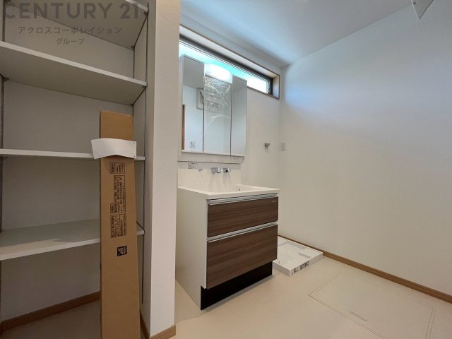 衣服の収納や脱ぎ着や整理整頓がしやすく、湿った衣類を乾燥させるスペースがありカビや臭いの発生を防ぎます。床の汚れを他の部屋に持ち込まず清潔を保つことができます。また快適な入浴環境の整備にも役立ちます。