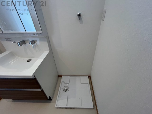 洗濯物の仕分け作業がしやすく、整理整頓が容易になります。洗濯音や湿気を他の部屋に持ち込まず、生活環境を快適に保ちます。上部を活用すれば収納スペースを確保でき洗剤や洗濯用品の整理もしやすくなります。