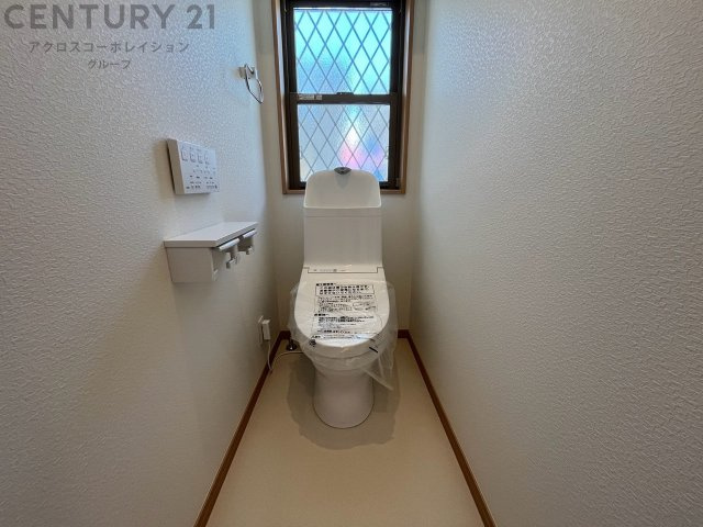温水洗浄便座付トイレは温水洗浄機能により、暖かい水でおしりを洗浄することができ、冷たい水を使う従来の便座に比べ、温水洗浄機能で暖かいトイレを提供し、快適な使用を可能にします。