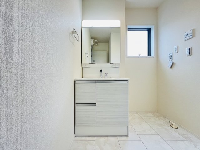 碧南市岬町四丁目5番『仲介手数料無料』新築戸建ての独立洗面台