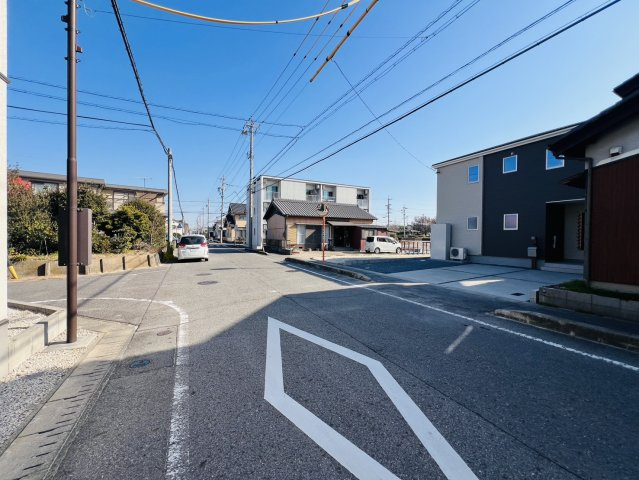 碧南市岬町四丁目5番『仲介手数料無料』新築戸建ての前面道路含む現地写真