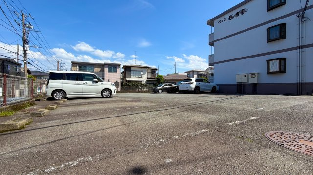 ヴィラ長者町の駐車場