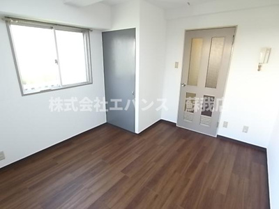 【寝室】 | b’CASA千葉蘇我Ⅱre-born | 落ち着いた色調の寝室です