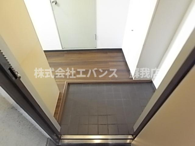 【玄関】 | b’CASA千葉蘇我Ⅱre-born | 収納もある玄関です