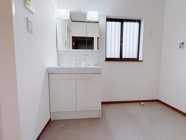 【中古戸建】前橋市田口町1期の独立洗面台|■洗面室｜大きな鏡で朝の身支度もラクラク♪毎日の忙しい準備が楽しくなる洗面所です(^^♪