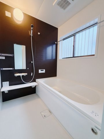 【中古戸建】前橋市田口町1期の浴室|■浴室｜デザイン性に優れた浴室♪1日の疲れを癒す、ゆったりとしたバスタイムをぜひお過ごしください(*＾＾*)大きな窓付きで嬉しい♪