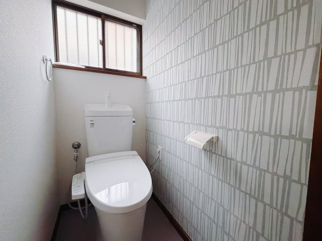 【中古戸建】前橋市田口町1期のトイレ|■トイレ｜窓付きのトイレなので常に換気もできますので綺麗を保てます！おしゃれなアクセントクロスも魅力的です♪