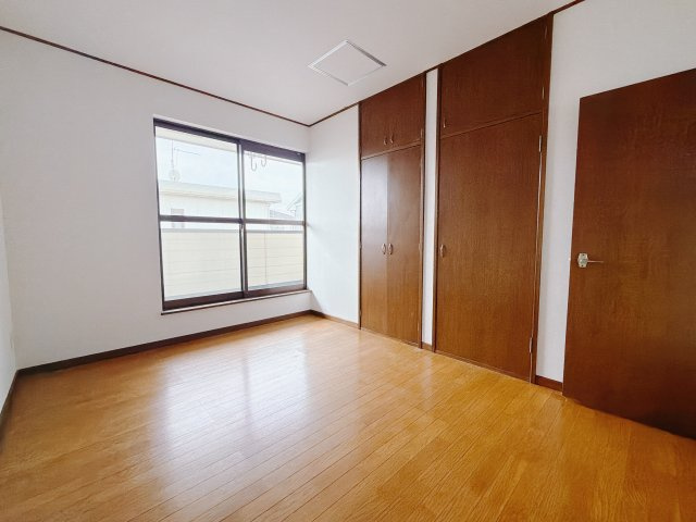 【中古戸建】前橋市田口町1期の洋室|■2階洋室｜ナチュラルカラーの床です。模様替えなどとても楽しく工夫できます♪陽当たり、風通しもとても良いので毎日快適な生活スタートです！子供部屋にも良いですね♪