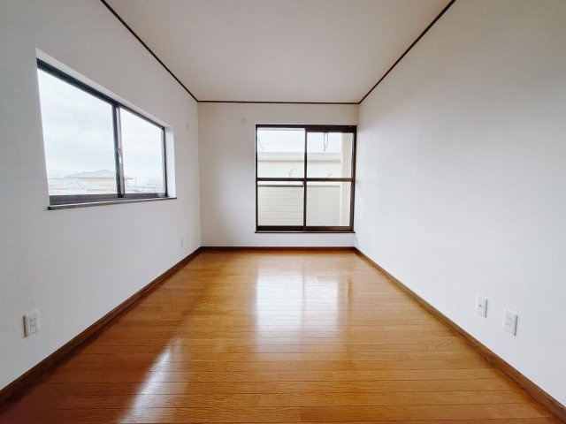 【中古戸建】前橋市田口町1期の洋室|■2階洋室｜2階洋室には大きな窓をご用意しています。日中はあたたかな日差し差し込み自分時間も充実できますね＾＾