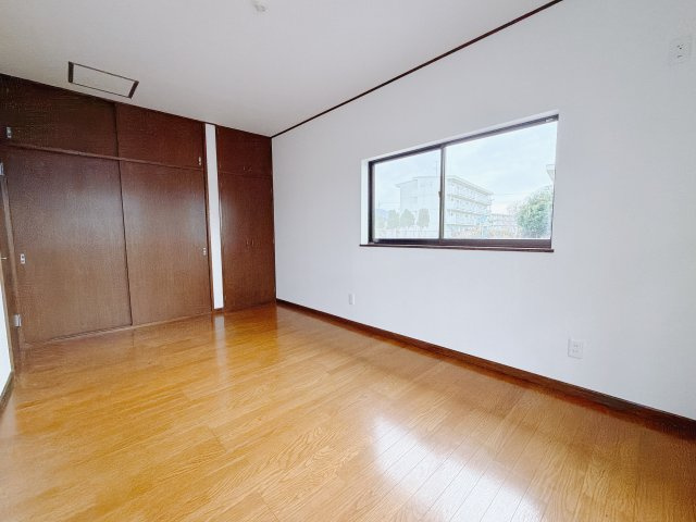 【中古戸建】前橋市田口町1期の洋室|■2階洋室｜縦に長い窓が特徴的な2階の一室。建売では珍しいおしゃれなデザインです♪　大きな収納があるのでいつでも部屋がすっきりと片付きます*。