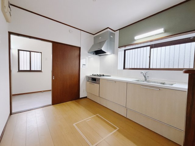 【中古戸建】前橋市田口町1期のキッチン|■キッチン｜ワークトップの幅が広く、お子様といっしょにお料理をつくったり、ちょっとしたパーティーも楽しめます。フラットなのでお掃除がしやすいのもポイントです♪