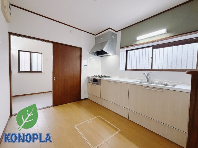【中古戸建】前橋市田口町1期のキッチン|■キッチン｜ワークトップの幅が広く、お子様といっしょにお料理をつくったり、ちょっとしたパーティーも楽しめます。フラットなのでお掃除がしやすいのもポイントです♪