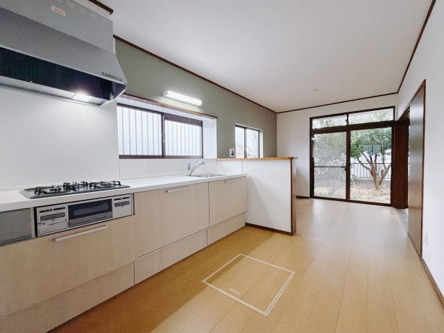 【中古戸建】前橋市田口町1期のキッチン|■キッチン｜全スライド式収納キッチン。鍋やお皿の出し入れもラクラクです☆また、ワークトップ幅が広く、お子さまと並んで料理ができます♪