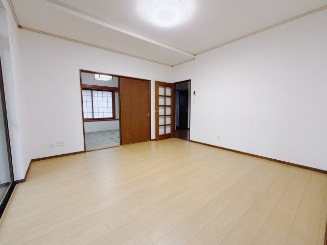 【中古戸建】前橋市田口町1期の居間・リビング|■リビング｜家族でゆったりくつろげる、居心地の良いリビング♪賃貸と違って、テレビや音楽の音を気にしなくて良いことが嬉しいですね(*＾＾*)