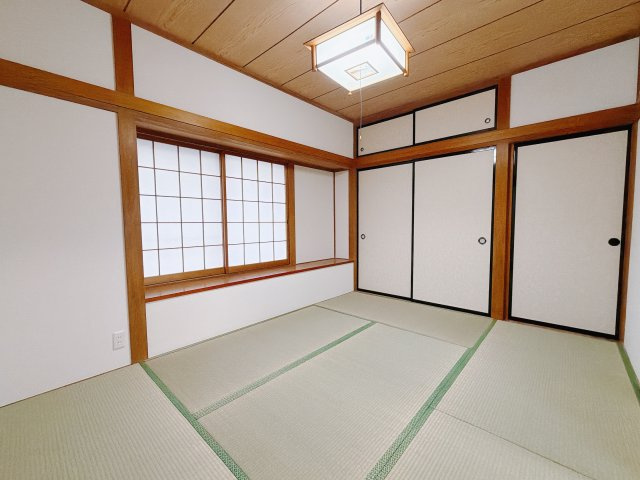 【中古戸建】前橋市田口町1期の和室|■1階和室｜和室を書斎にしたり、冬にはコタツを敷いて家族みんなで年越しをするのもいいですね。家族みんなのお気に入りの空間になります♪