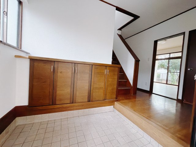 【中古戸建】前橋市田口町1期の玄関|■玄関｜「玄関から、我が家を心地よく。自然の風や光を感じられる気持ちのいい玄関へ。」永く居心地のいい暮らしを演出する快適性能と安心を両立させたドアを採用しました！