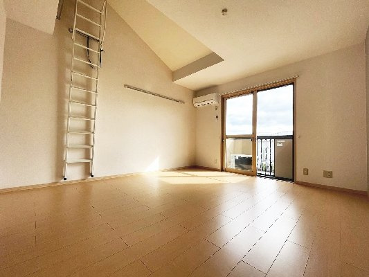 シャルマン松香園（ショウコウエン）の居間・リビング