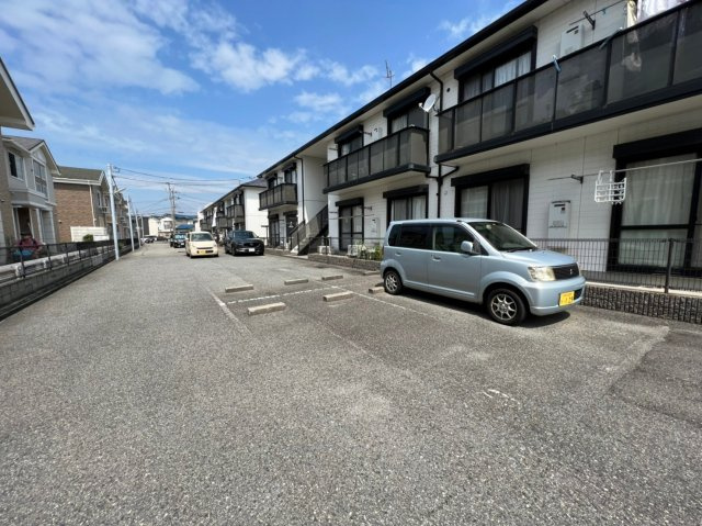 メルヴィルA棟の駐車場