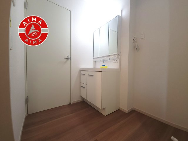 糟屋郡久山町猪野第4-2棟（1号棟）　の脱衣所|ゆとりの洗面スペースで朝の身支度もスムーズに。暮らしを快適に変えるシャワー付洗面台です！