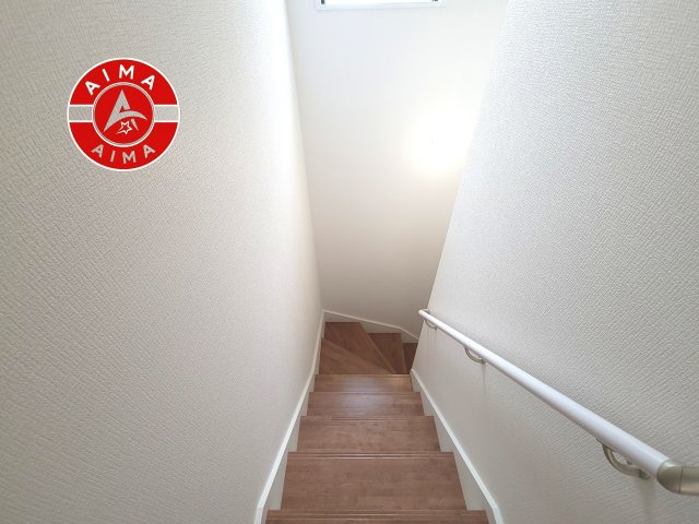 糟屋郡久山町猪野第4-2棟（1号棟）　の内装|＜手すり付階段＞手すりがないと階段の昇り降りで危険なことはもちろん、壁に手をつきながら歩くことで壁紙が汚れやすくなります。すべての方に快適に昇り降りしていただくため、手すりを設置しました。