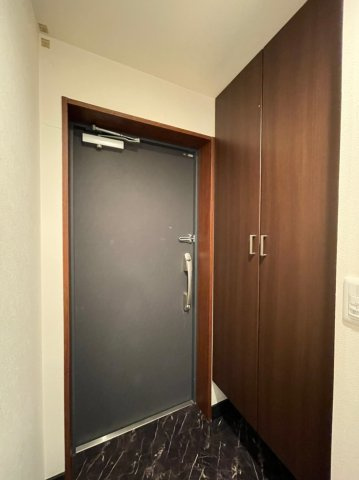 ピアッツァレント今井町の玄関|人感センサーのある玄関