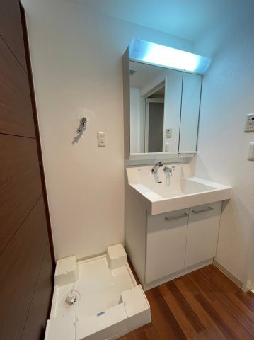 ピアッツァレント今井町の洗面所|洗面化粧台、室内洗濯機置き