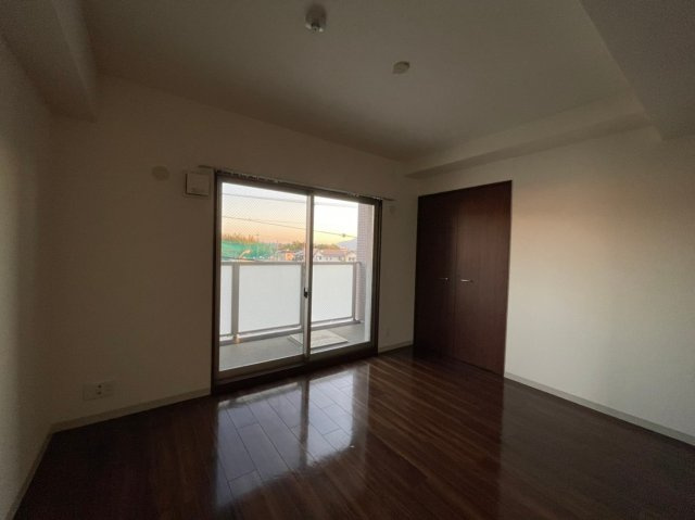 ピアッツァレント今井町の洋室|日当たりのよい南向きバルコニーに面した洋室6.3帖