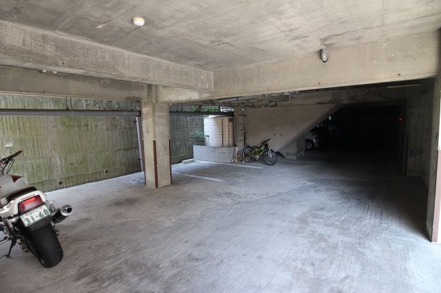 ピアシティ朝霧の駐車場