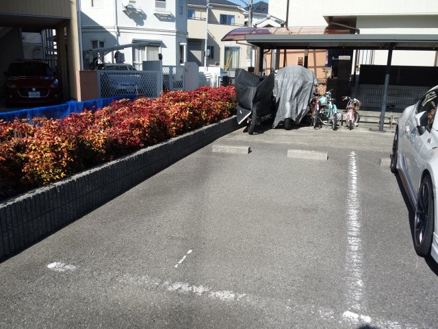 メルヴィルA棟の駐車場