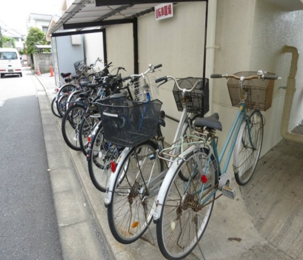 青山マンションの駐車場