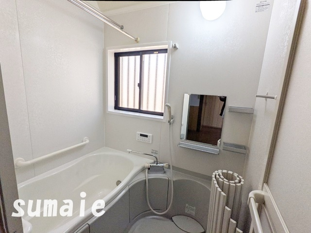 今谷上町戸建の浴室|広々とした浴室には窓もあります！