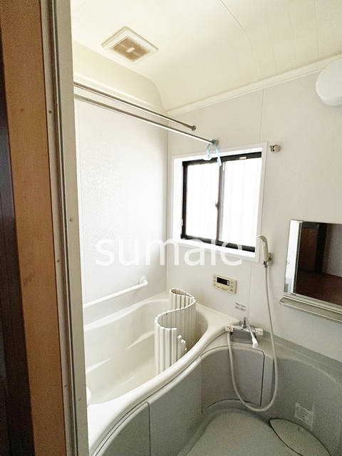 今谷上町戸建の浴室|★お風呂に窓がついてます★