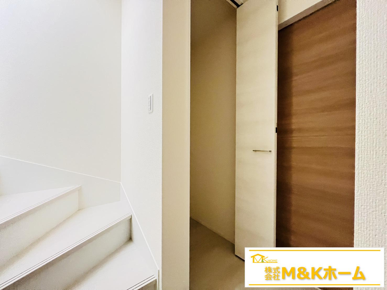 半田市板山町2丁目　全3棟　2号棟の収納|1階階段横に収納あり♪