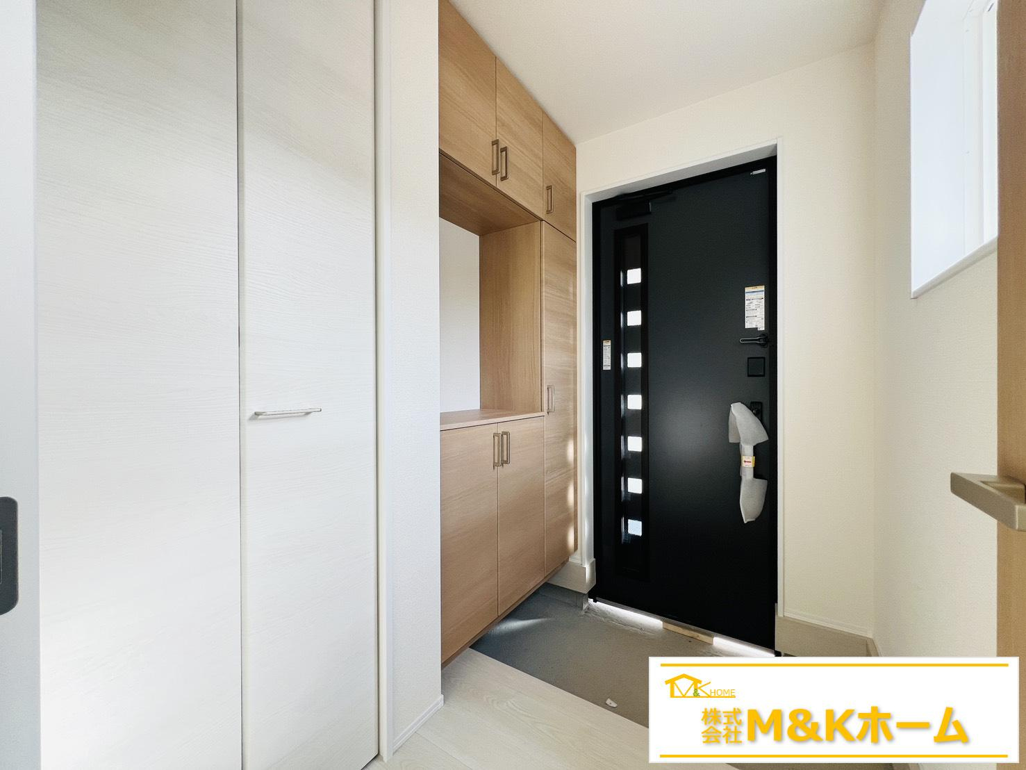 半田市板山町2丁目　全3棟　2号棟の玄関|収納豊富な玄関♪