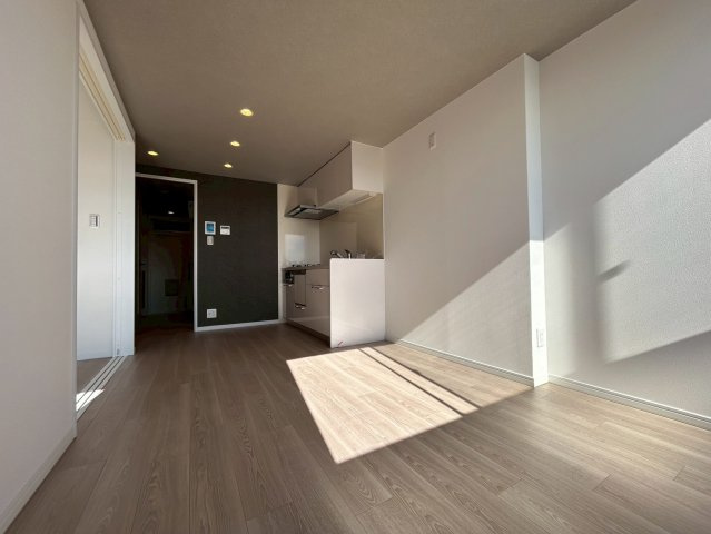 長居コーポラスの居間・リビング|2026年1月　リフォーム完成済み♪
明るい日差しが差し込む約13帖のリビングです。