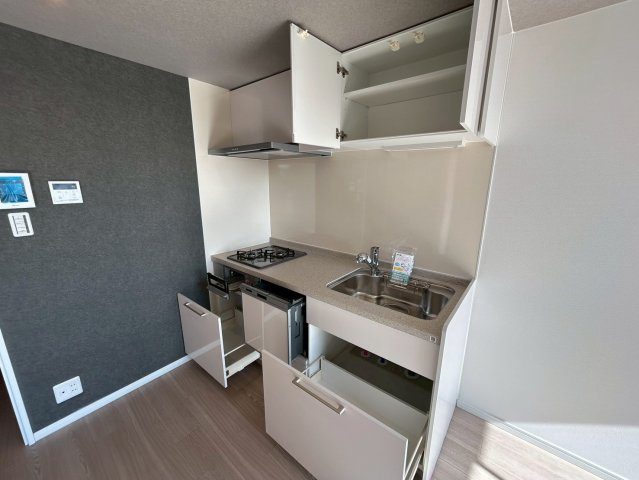 長居コーポラスのキッチン|後片付けにうれしい食洗器付きシステムキッチン。
上下に収納付きです！