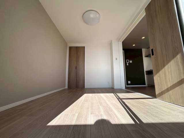 長居コーポラスの洋室|リビングに隣接した約6帖の洋室です。
全居室収納付き！