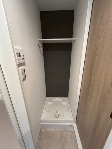 長居コーポラスのランドリースペース|上部に日用品などの整理がしやすい棚付きです。