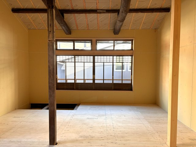 京都東山 みつのわ路地 - ゆったり過ごす京町家の内装|新旧の柱がともに建物を支えています