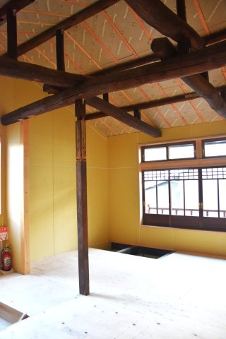 京都東山 みつのわ路地 - ゆったり過ごす京町家の内装|梁を活かしたリノベーションを期待します